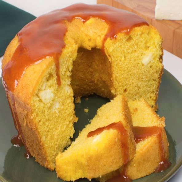 Bolo de fubá com queijo e goiabada