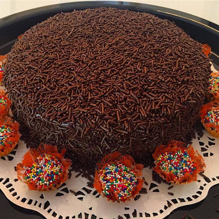 Bolo molhadinho de brigadeiro