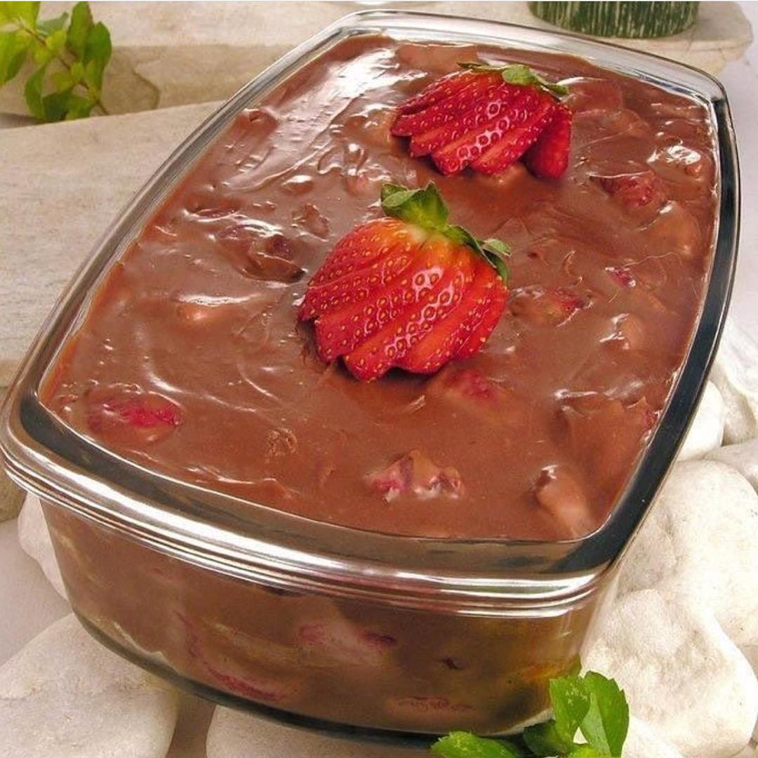 Pavê de chocolate com morango 