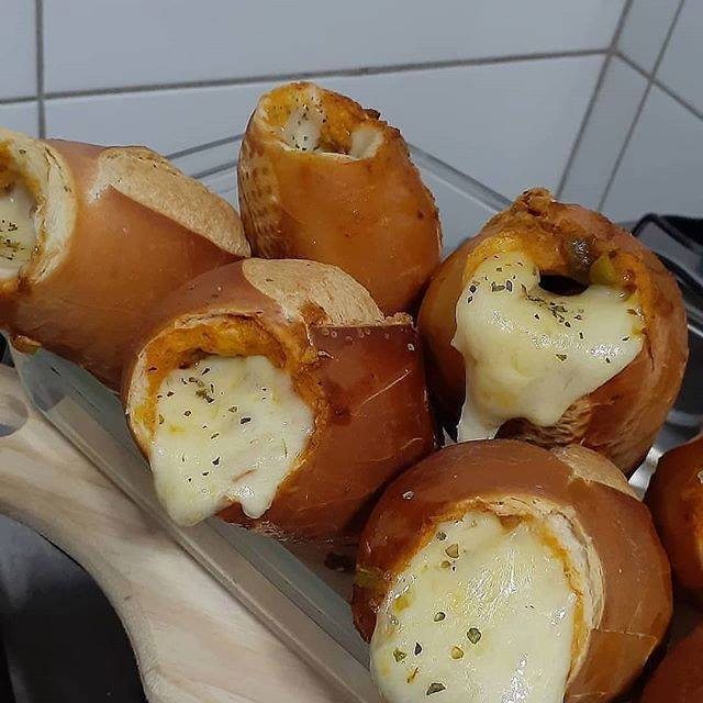 Pão com carne moída e queijo