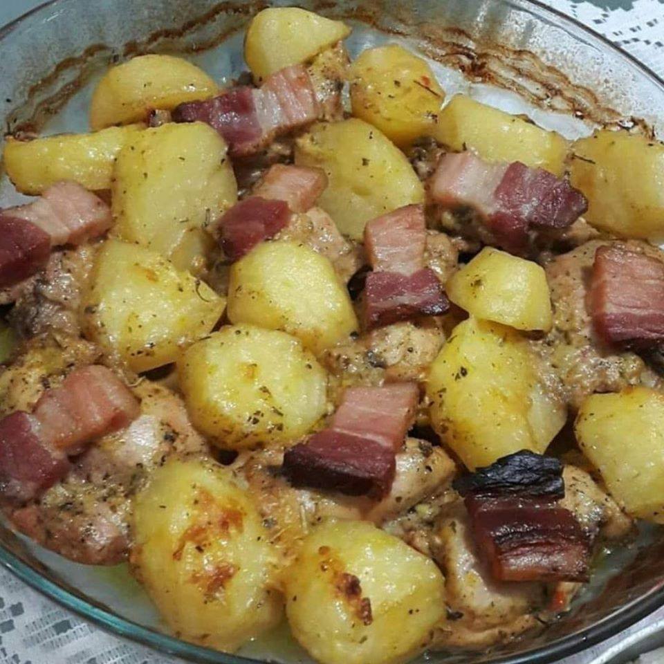 Sobrecoxa assada com batatas e bacon