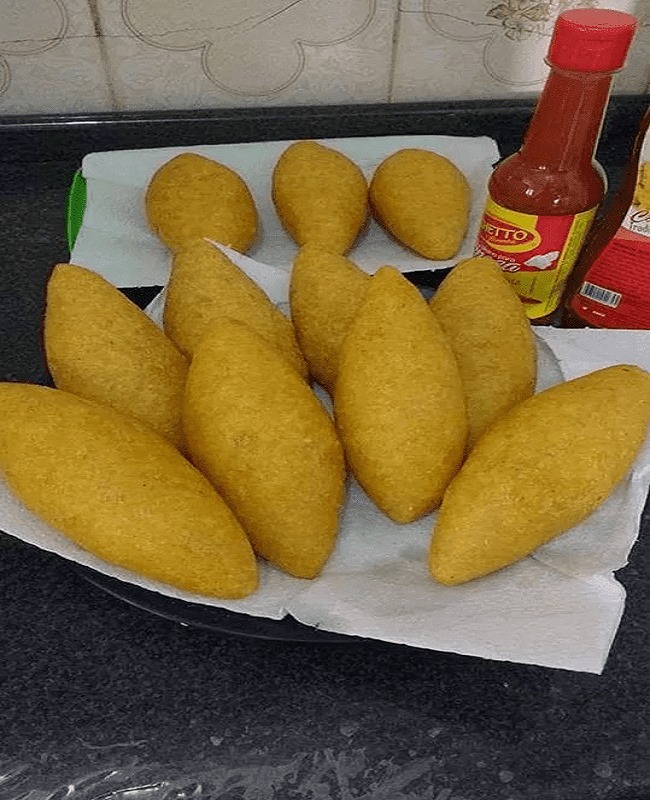 Bolinho de frango feito com farinha de milho