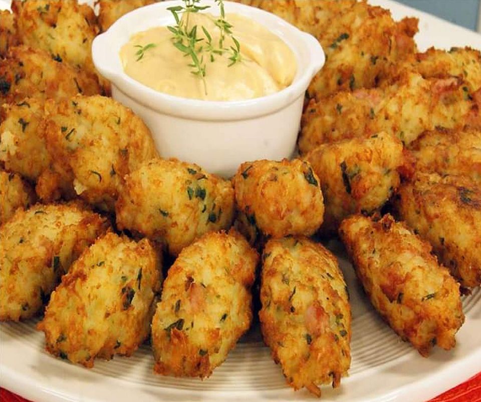 Bolinho de Arroz com Presunto Acompanhado de Molho Rosê