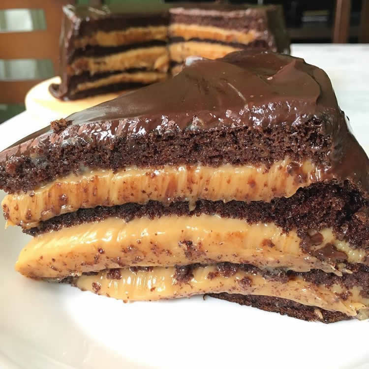 Bolo de Chocolate com Brigadeiro de Doce de Leite