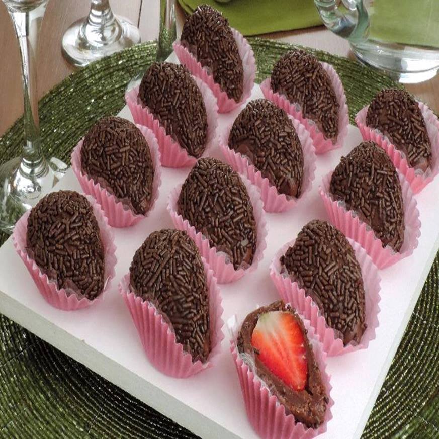 Coxinha de brigadeiro com morango