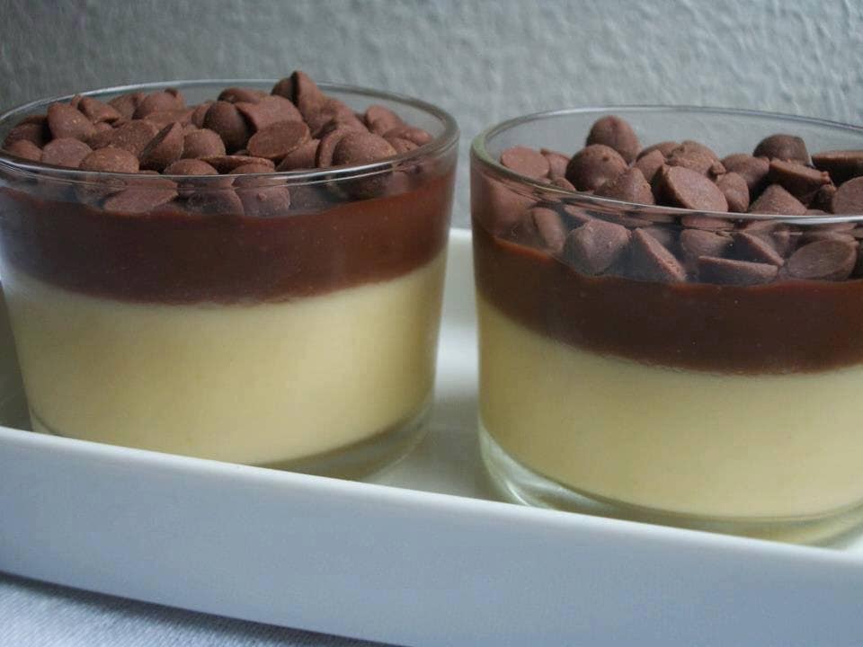 MOUSSE DE MARACUJÁ COBERTO DE CHOCOLATE