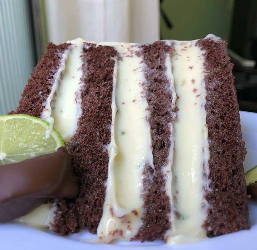 Bolo de Chocolate Recheado com Mousse de Limão