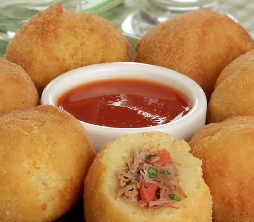 Bolinho de mandioca com costela