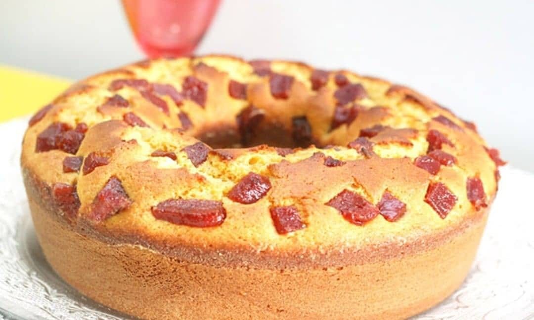 Bolo de Fubá com Goiabada e Queijo