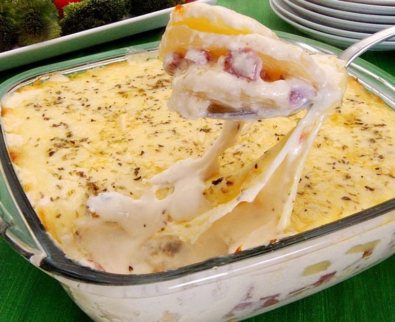 Batata gratinada com molho branco