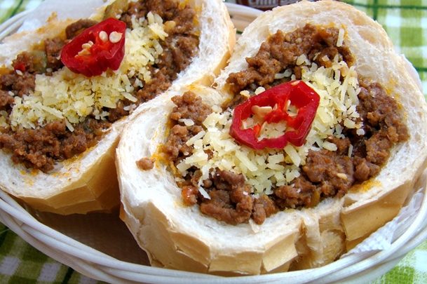 Pão francês recheado com carne assada de panela