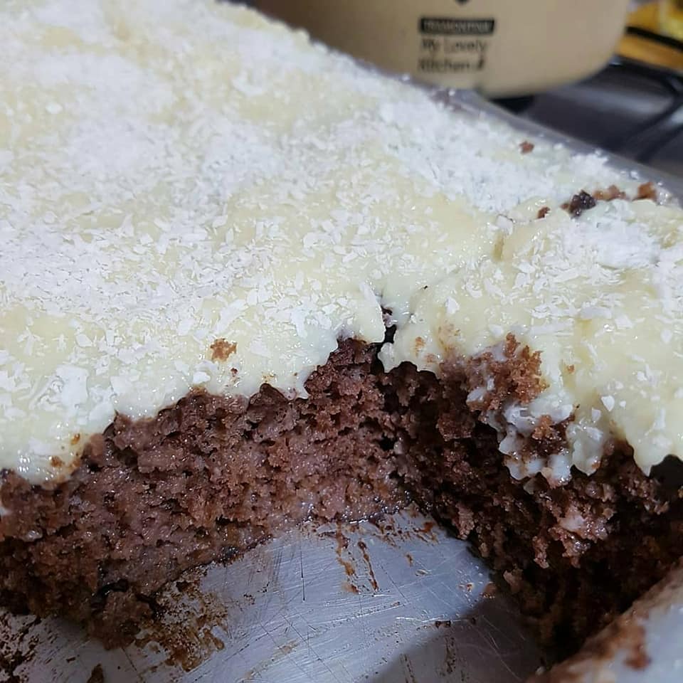 Bolo de chocolate com beijinho