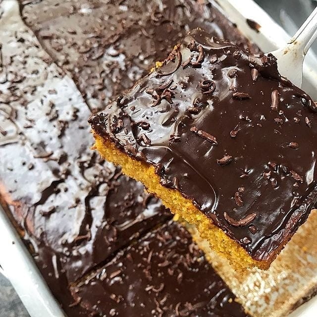 Bolo de cenoura com calda de chocolate