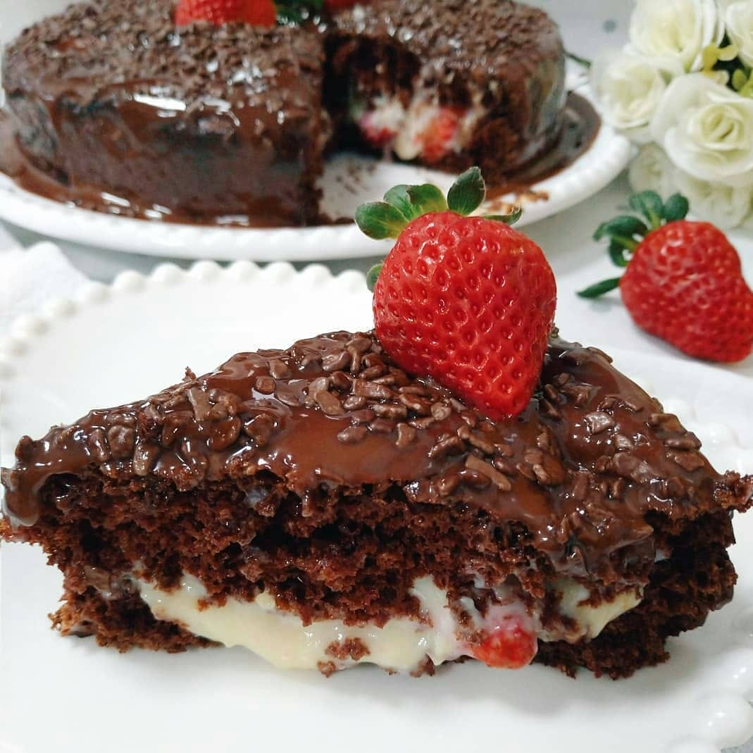 Bolo de Chocolate com brigadeiro branco e morangos