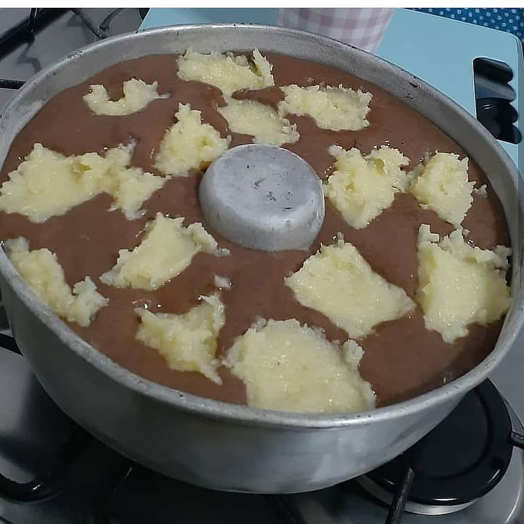 Bolo de Chocolate que já sai recheado do forno