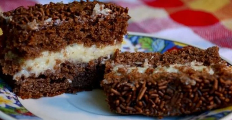 Bolo de chocolate na taça, recheio de coco e cobertura de brigadeiro