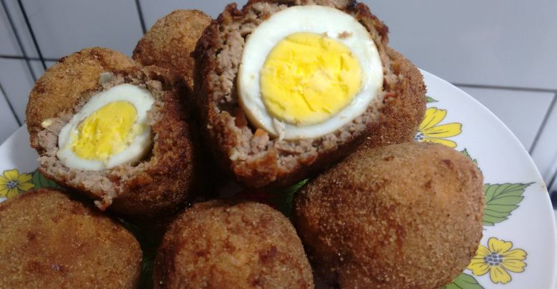 Bolinho de carne com ovo