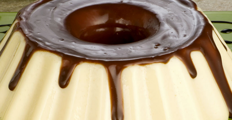 Flan de Maria-Mole com Calda de Chocolate