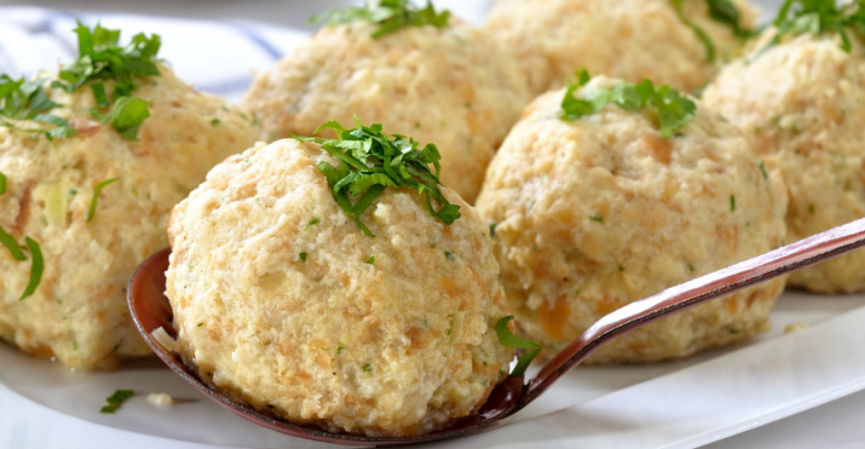 Bolinho de pão recheado com requeijão