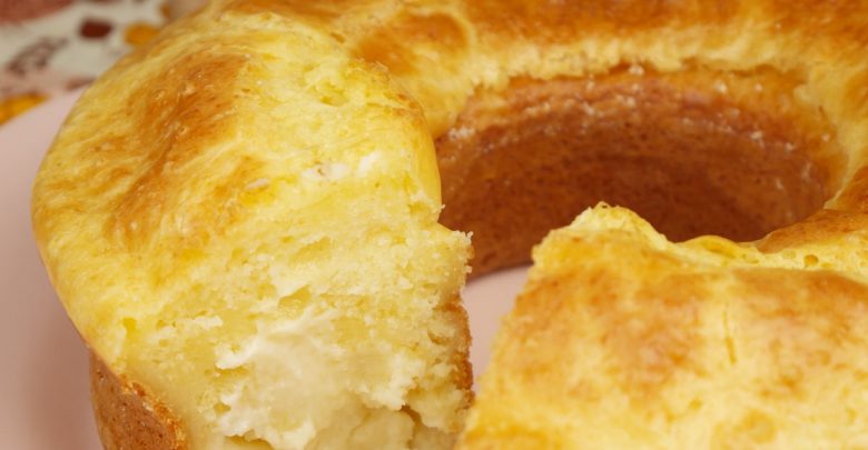 Bolo de pão de queijo recheado