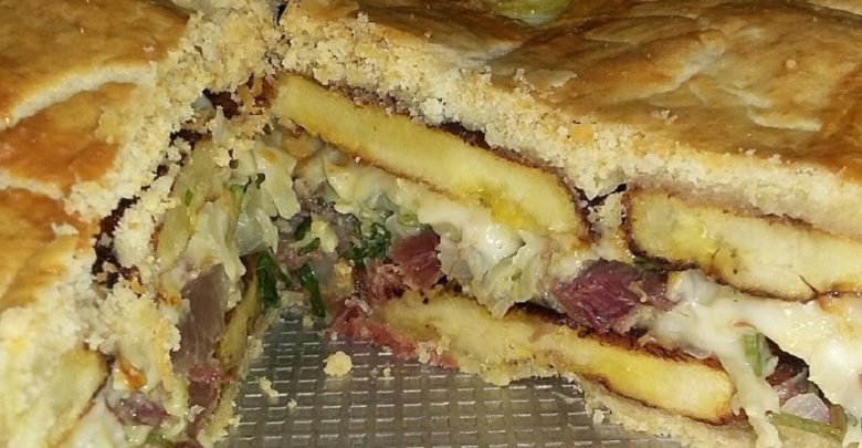 Torta de carne seca com banana da terra