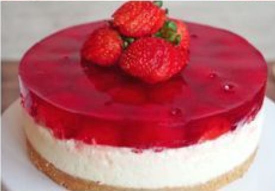 Torta Mousse de Leite Ninho com Gelatina de Morango