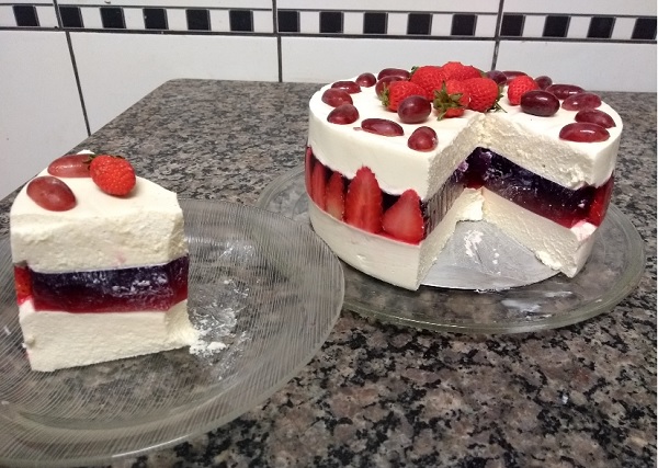 Torta Mousse de Leite Ninho com Gelatina de Morango