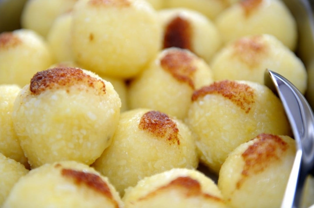 Bolinhos de batata recheados e assados