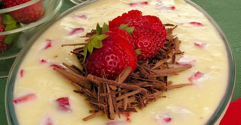 Creme branco com morango