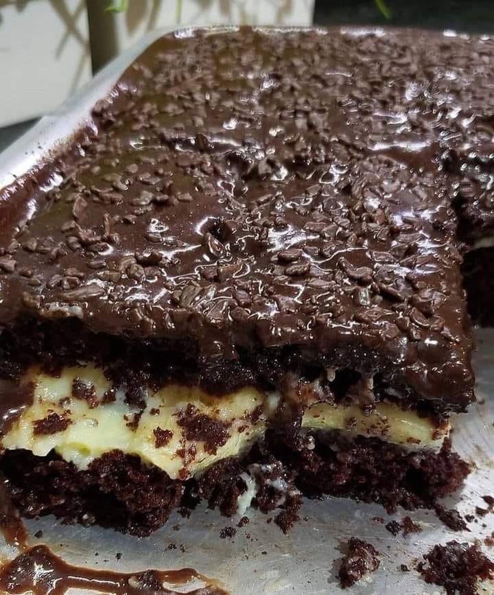 BOLO DE CHOCOLATE COM RECHEIO DE NINHO