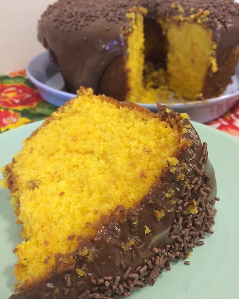 Bolo de cenoura com cobertura de brigadeiro mole