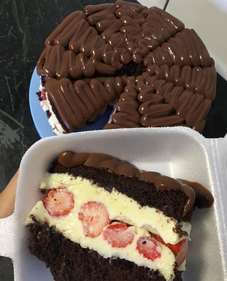 Bolo de Chocolate Com Rechei de Leite Ninho e Morangos Picados