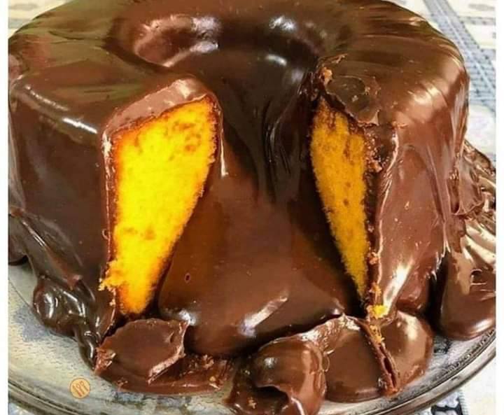 BOLO DE CENOURA COM BRIGADEIRO CREMOSO