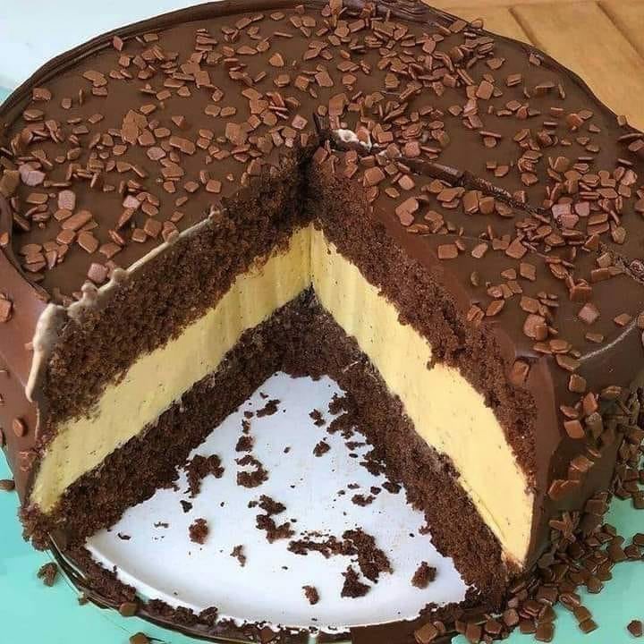 Bolo de chocolate com recheio de mousse de maracujá