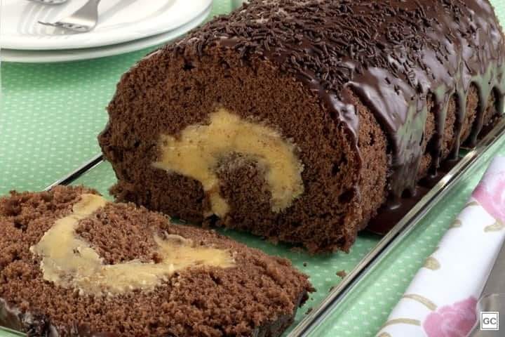 Rocambole de brigadeiro e maracujá