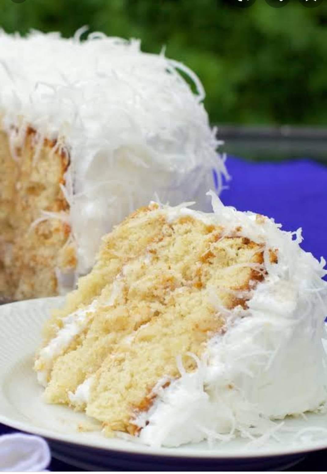 Bolo de Coco com cobertura de glace e raspa de coco