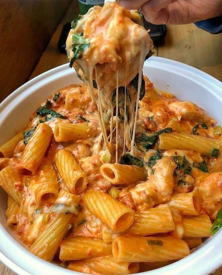 Macarrão com molho napolitano, queijo mussarela e manjericão