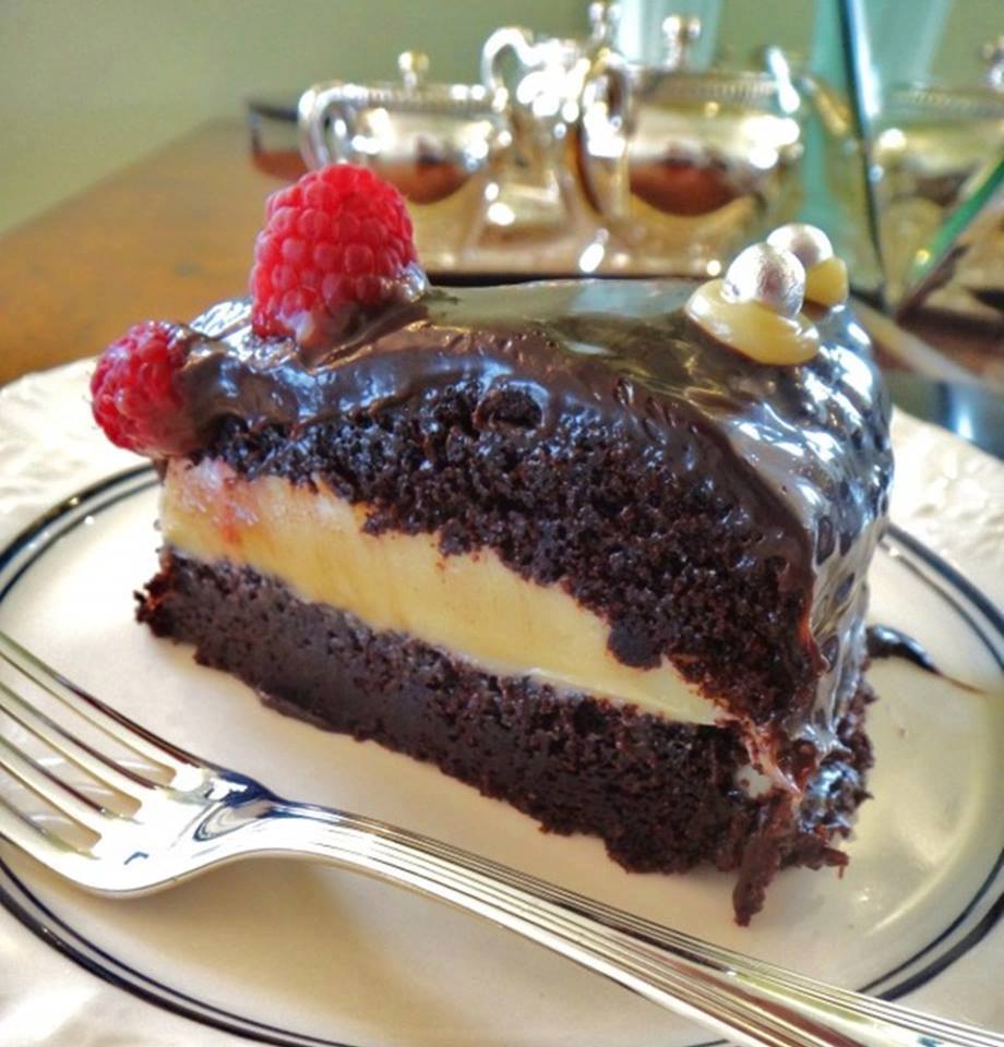 Bolo de chocolate úmido com recheio de brigadeiro branco, e cobertura de brigadeiro meio amargo