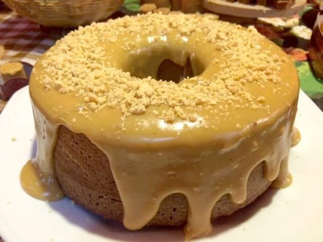 BOLO DE PAÇOCA COM COBERTURA DE DOCE DE LEITE