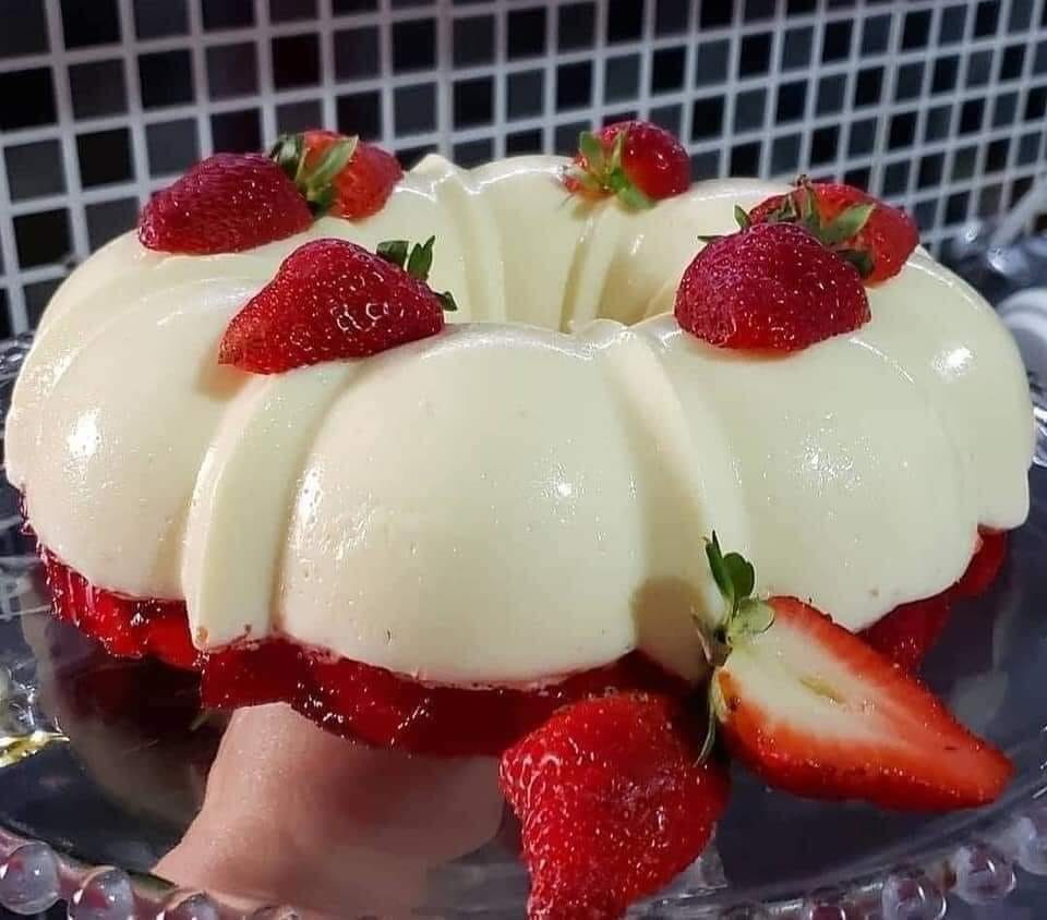 MOUSSE DE LEITE NINHO COM GELATINA E MORANGOS