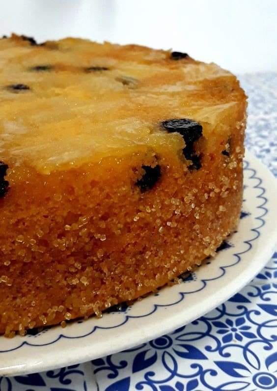 Bolo de fubá com abacaxi caramelado e UVA PASSA