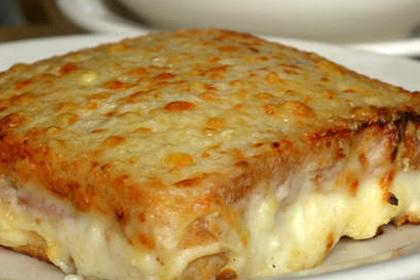 Sanduíche de queijo no forno